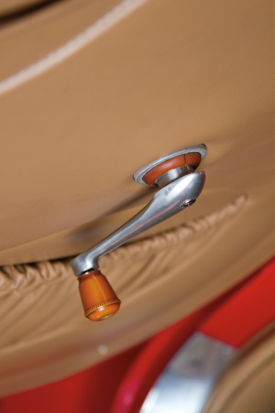 Детали интерьера Alfa Romeo 6C 2500 Sport Cabriolet 1942 года  (фото 22 из 28)